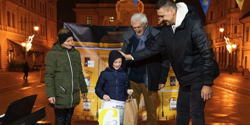 Mata Ricsi Bodó Ricsi ajándékot vitt a Rotary Adventre | OTP Bank-PICK Szeged